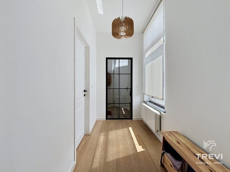 Grande maison d’angle avec jardin entièrement rénovée.