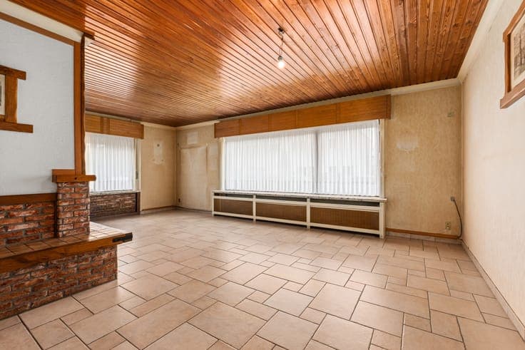 Halfopen woning met 3 slaapkamers, garage op een rustige ...