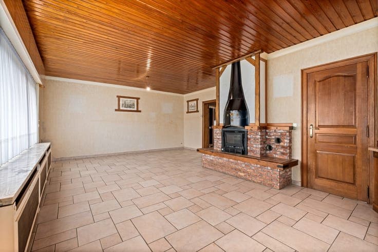 Halfopen woning met 3 slaapkamers, garage op een rustige ...