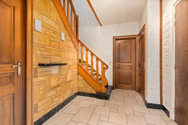 Halfopen woning met 3 slaapkamers, garage op een rustige ...