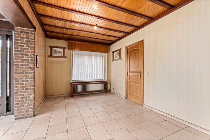 Halfopen woning met 3 slaapkamers, garage op een rustige ...