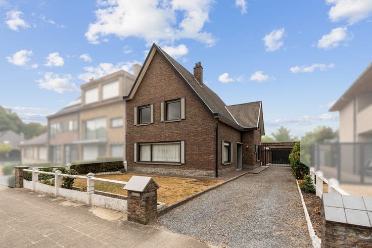 Halfopen woning met 3 slaapkamers, garage op een rustige ...
