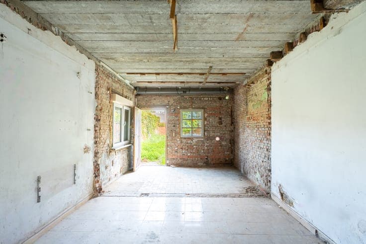 Apartment block in need of renovation + property in shell co