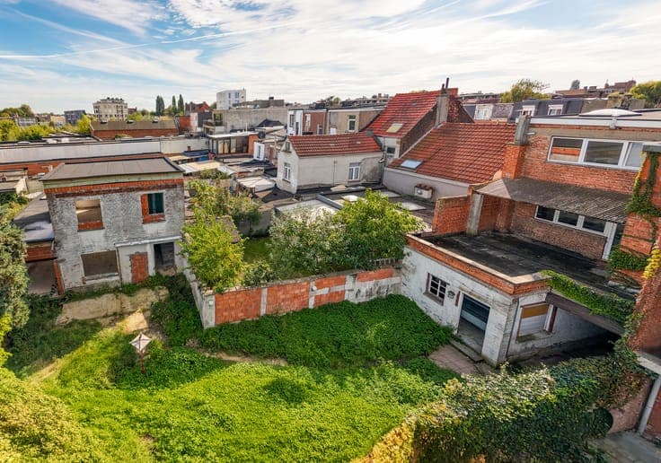 Apartment block in need of renovation + property in shell co