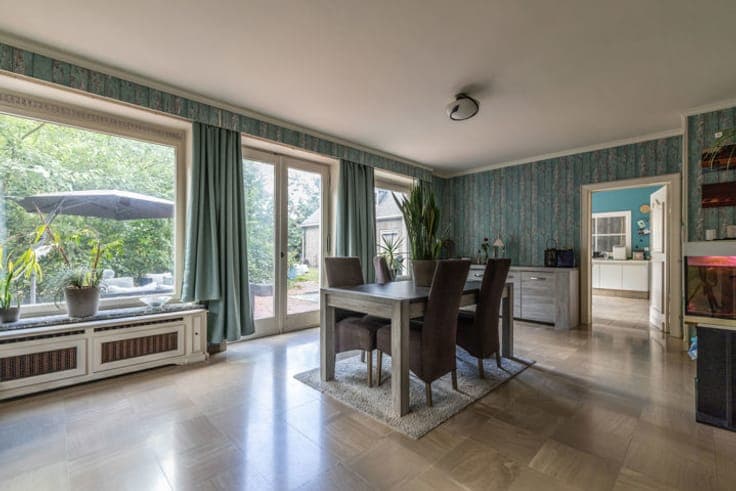 Riante te renoveren villa met grote tuin in centrum Rumbeke