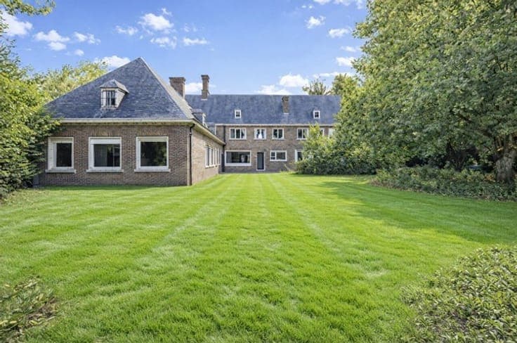 Riante te renoveren villa met grote tuin in centrum Rumbeke