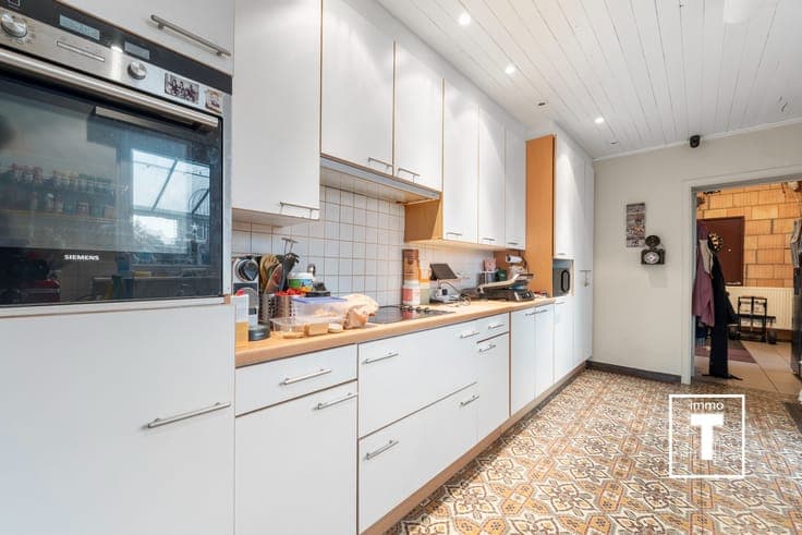 Op te frissen woning te Melle!