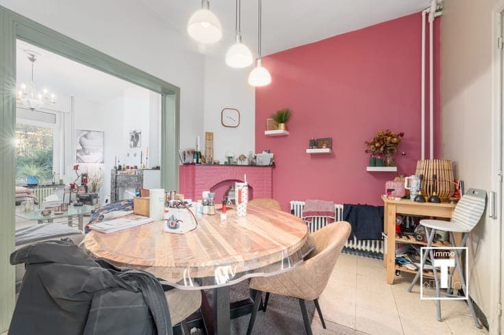 Op te frissen woning te Melle!