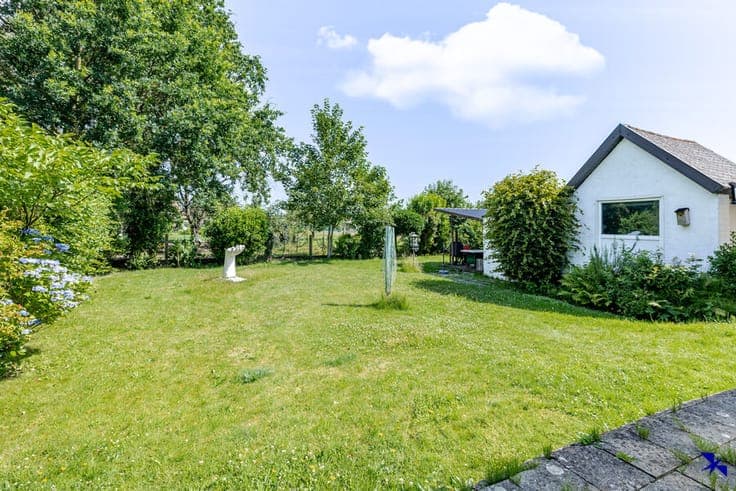 Spacious family home with 3 bedrooms and large garden in a q