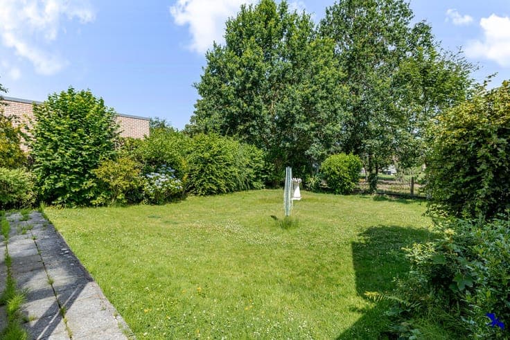 Spacious family home with 3 bedrooms and large garden in a q