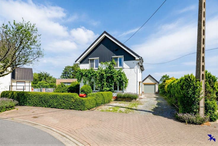 Spacious family home with 3 bedrooms and large garden in a q
