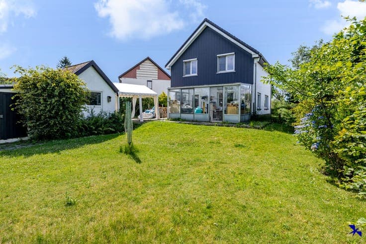 Spacious family home with 3 bedrooms and large garden in a q