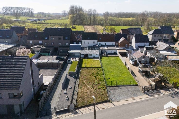House to renovate with 4 (potentially 6) bedrooms & garden