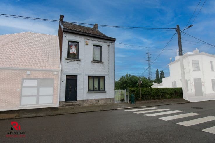 3-FACADE HOUSE WITH BUILDABLE LAND