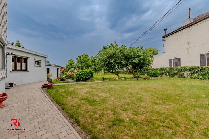 3-FACADE HOUSE WITH BUILDABLE LAND
