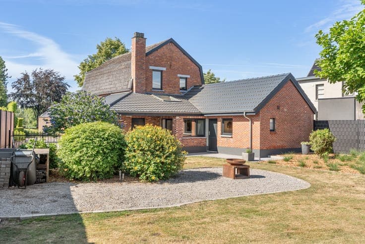 Spacious family home with garage and garden for sale in Peer