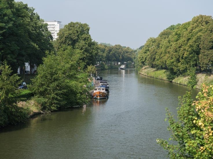 Karaktervolle gezinswoning met o.m. vier slaapkamers, gel...
