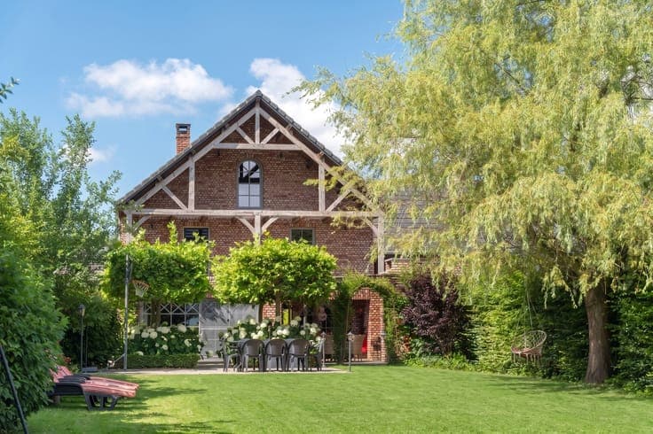 Achêne (Ciney) - Contemporary villa with professional space