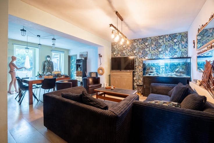 Beautiful villa with parking and large plot in Le Roux
