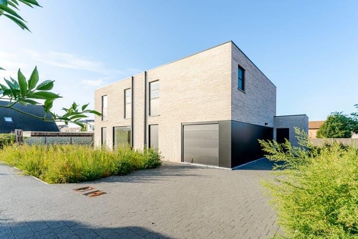 2 halfopen kwalitatief afgewerkte nieuwbouwwoningen met 3...