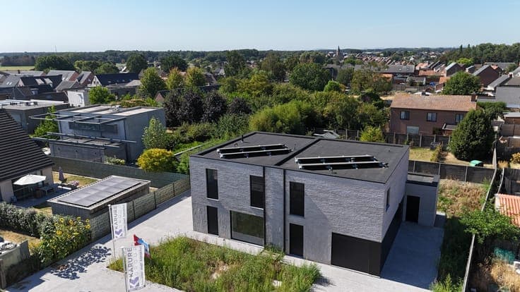 2 halfopen kwalitatief afgewerkte nieuwbouwwoningen met 3...