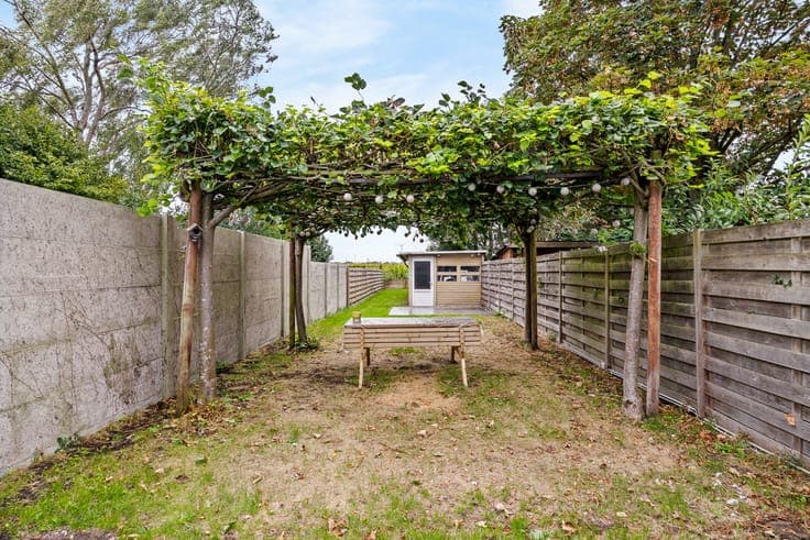 Spacious 3-bedroom house with sunny garden in Stabroek
