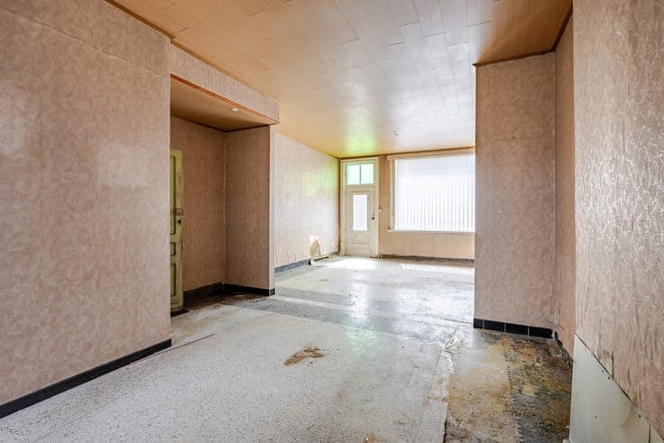 Te renoveren woning met grote tuin en garage te Haaltert