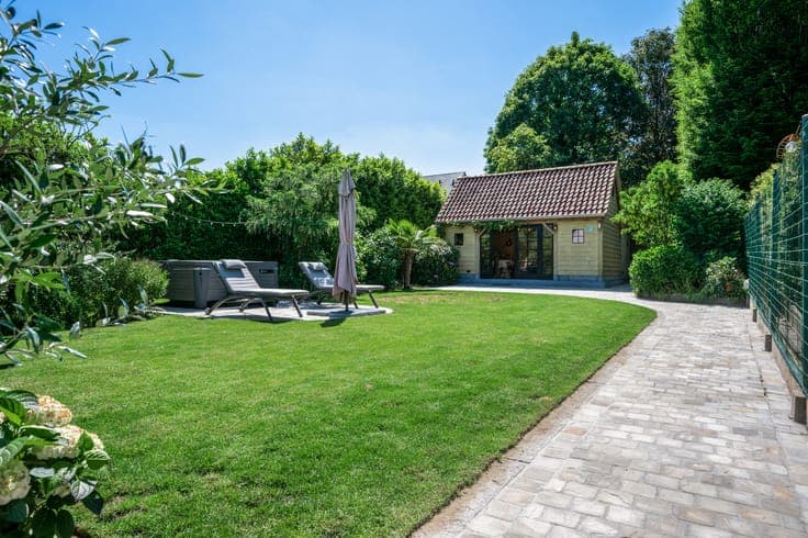 Rural residence with poolhouse and garage for sale in Putte
