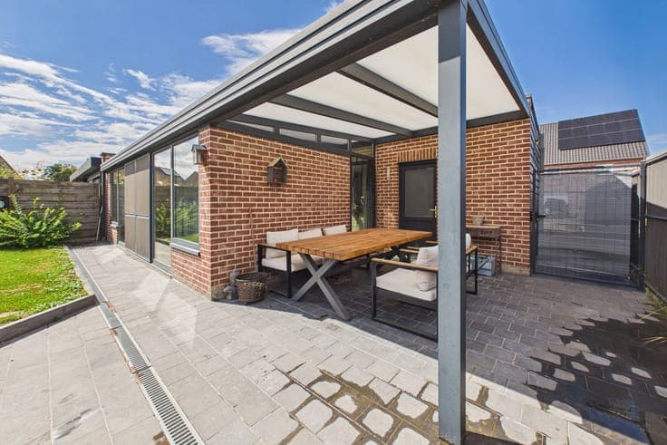 Three-sided house with veranda, garden and 2 parking spaces
