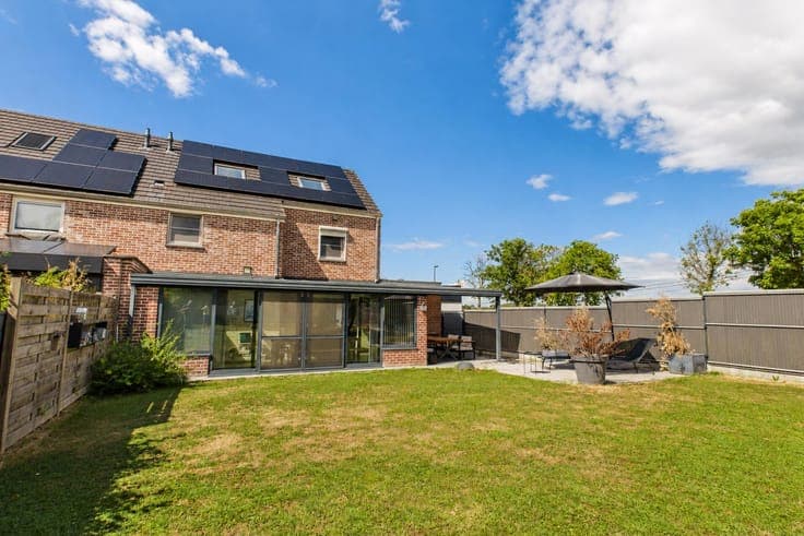 Three-sided house with veranda, garden and 2 parking spaces