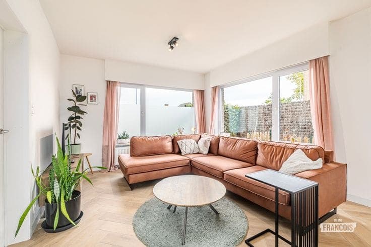 Halfopen bebouwing met 3 slaapkamers, bureau en ruime tuin …