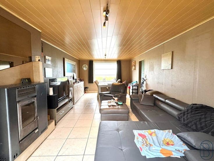 Spacious house to renovate with 3 bedrooms and garden.