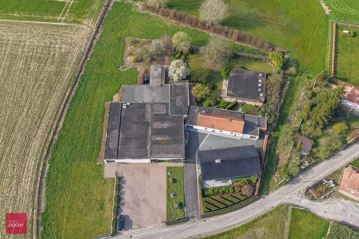 Landelijk en rustig gelegen villa met verschillende gebou...