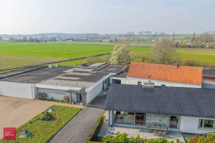 Landelijk en rustig gelegen villa met verschillende gebou...