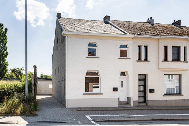 Semi detached house with nice garden!