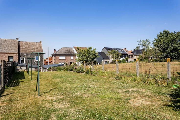 Semi detached house with nice garden!