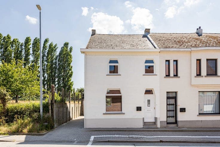 Semi detached house with nice garden!