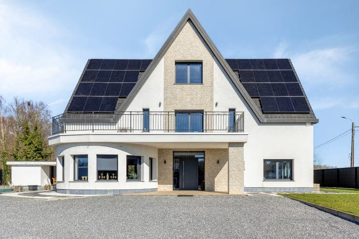 Instapklare villawoning met 6 slaapkamers en zwembad