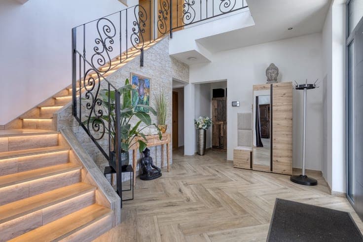 Instapklare villawoning met 6 slaapkamers en zwembad