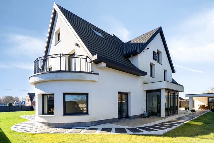 Instapklare villawoning met 6 slaapkamers en zwembad