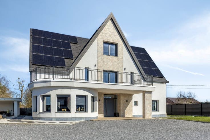 Instapklare villawoning met 6 slaapkamers en zwembad