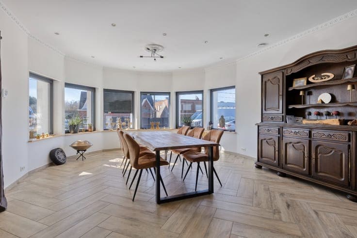 Instapklare villawoning met 6 slaapkamers en zwembad