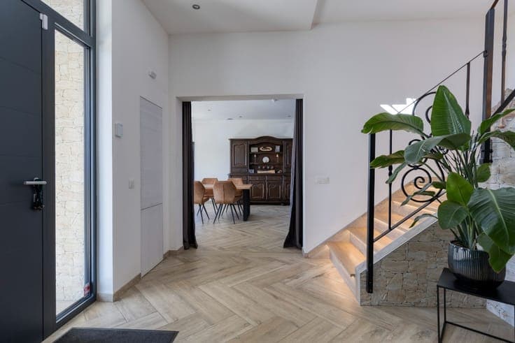 Instapklare villawoning met 6 slaapkamers en zwembad