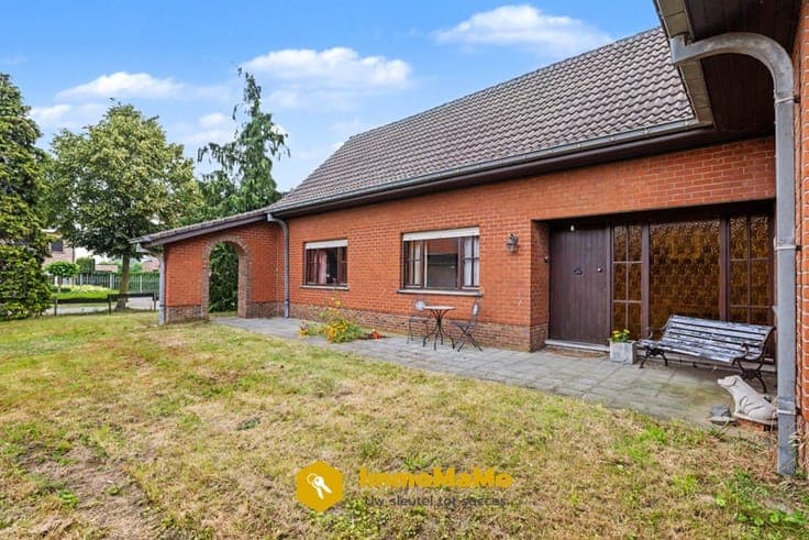 VILLA MET 4 SLAAPKAMERS, RUIME TUIN, WEIDE EN STAL TE KOOP
