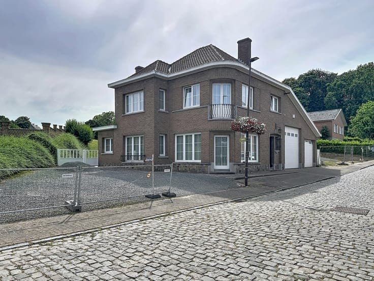 A solid four-fronted house with south-facing garden and work