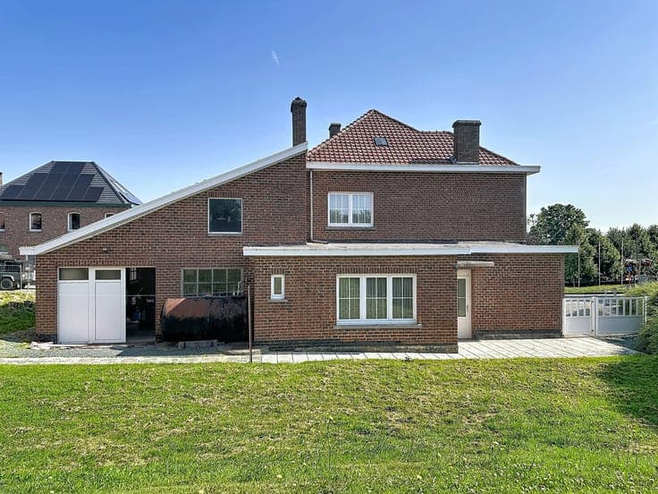A solid four-fronted house with south-facing garden and work