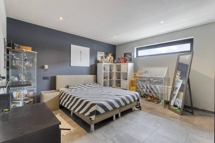 Spacious family home with 5 bedrooms in Oostrozebeke