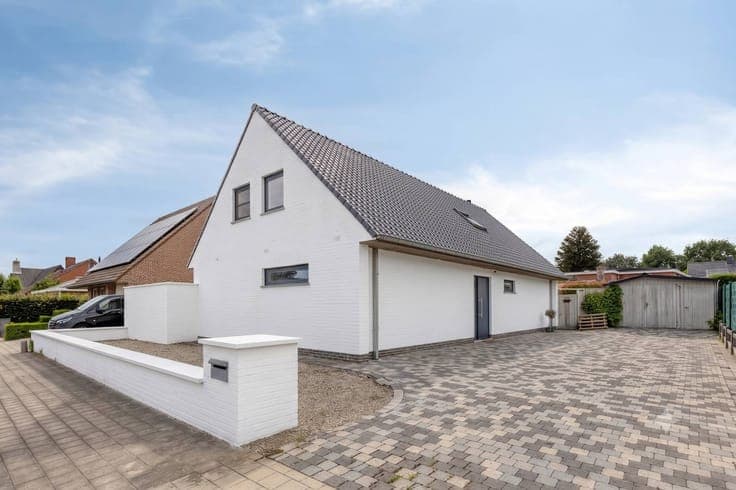 Spacious family home with 5 bedrooms in Oostrozebeke