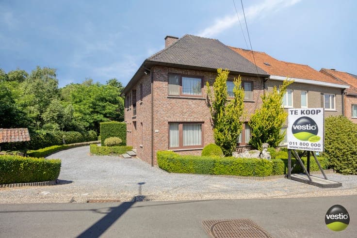 RUSTIG GELEGEN TIJDLOZE WONING MET 4 SLK EN RUIME TUIN.