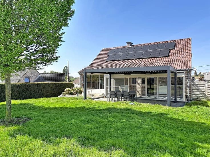 Ruime open bebouwing met 4 slpks, veranda, tuin, garage, 8a